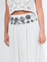 Cinto dorado de metal con eslabones y monedas circulares texturizadas.