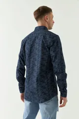 Camisa de manga larga con estampado de figuras geométricas en tonos beige y negro, confeccionada en tejido estilo lino.