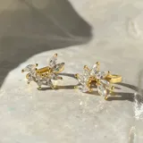 Par de aros dorados trepadores con circonias blancas en forma de hojas.