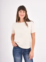 Remera básica de cuello redondo y manga corta, confeccionada en algodón color crema, con corte recto y ajuste cómodo.