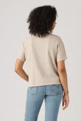 Remera de algodón Levi's en color gris claro (Chateaux Grey), con cuello redondo y mangas cortas. Presenta el logotipo icónico de la marca bordado en cursiva en el centro del pecho.
