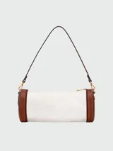Bolso de mano tipo cilindro Longchamp modelo Épure XS, confeccionado en lona blanca con detalles en cuero marrón. Presenta cierre con cremallera, correa ajustable y logo de la marca bordado en el frente.