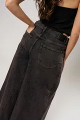 Jean de tiro alto color marrón oscuro con efecto lavado, de corte ancho y pierna muy fluida.