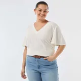 Camiseta blanca de manga corta con escote en V y diseño de tejido calado perforado.