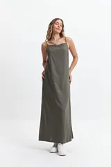 Vestido largo color verde oliva, de lino y algodón, con breteles finos y escote recto.