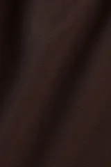 Pantalón de punto color marrón oscuro, tiro alto, con cintura elástica fruncida y pliegues frontales. Corte de pierna ancha.