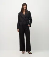 Pantalón de sastrería con corte recto, cintura con trabillas largas y bolsillos traseros. Confeccionado en tejido estructurado con acabado alineado.