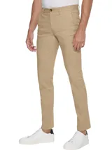 Pantalón chino de corte slim y pierna recta, color beige, confeccionado en sarga de algodón elástico.