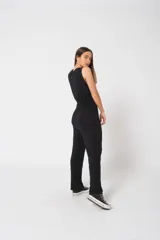 Mono largo color rojo, de morley, con corte holgado, sin mangas, con botones frontales y cinturón de lazo.