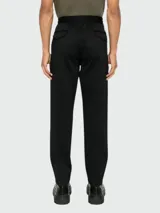 Pantalón de jogging negro marca Moncler, con cintura elástica ajustable con cordón y corte recto.