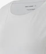 Remera deportiva de microfibra texturizada, con cuello redondo y mangas cortas. Presenta un diseño liso con recortes laterales que favorecen la ventilación.
