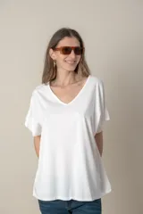 Remera italiana blanca de viscosa, con escote en V y mangas cortas. Corte holgado.