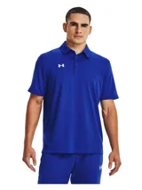 Chomba deportiva Under Armour de manga corta, confeccionada en tejido técnico texturizado, suave y transpirable. Presenta cuello clásico con cierre de botones y logo de la marca estampado en el pecho.