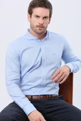 Camisa lisa de color celeste, confeccionada en 100% algodón, con cuello mao y cierre frontal de botones.