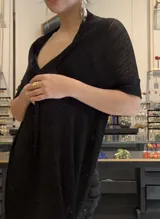 Chal de lurex color dorado, de tejido suave con brillo y flecos.