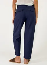 Pantalon de lino color mostaza con bolsillos laterales, tiro medio y corte recto.