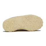 Championes deportivos Diadora modelo Alpaca, color blanco con detalles en beige y marrón claro. Presentan una silueta robusta de estilo 'chunky' con cordones trenzados y suela gruesa de goma color crema.