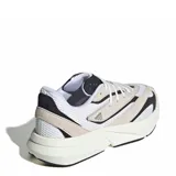 Championes Adidas Lightblaze con diseño técnico y urbano. Presentan un upper de malla blanca con superposiciones en gamuza sintética color beige y detalles en negro. Incorporan mediasuela con tecnología Lightstrike para mayor amortiguación y suela de goma resistente.