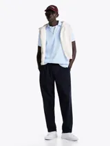 Chomba celeste de algodón orgánico y elastano, de corte regular, con cuello de chomba, cartera de 2 botones y logo gráfico de Tommy Hilfiger bordado en el pecho.