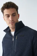 Campera negra tejida bondeada para hombre, con fit regular, logo estampado, cremallera entera y bolsillos con cierre.