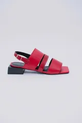Sandalias rojas de cuero con tres tiras en la capellada, pulsera ajustable y taco cuadrado negro de 3 cm de altura.