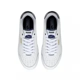 Championes Puma modelo CA Match, de diseño urbano y deportivo. Presentan una base blanca con detalles en azul marino en el talón y la suela, y el logo de la marca en color dorado en el lateral.