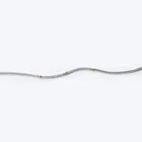 Pulsera de diseño fino confeccionada en plata 925 con detalles en oro 9k, caracterizada por su estructura de cadena tipo serpiente con secciones decorativas en oro.