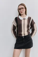 Minifalda de jean negra con silueta recta, tiro medio y bolsillos funcionales delanteros y traseros.