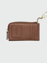 Billetera Marc Jacobs The Top Zip Multi Wallet de cuero negro granulado, con cierre superior dorado y la inscripción "THE WALLET MARC JACOBS" grabada en relieve en el frente.