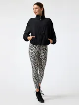 Campera cortavientos Bsoul de color negro, con cuello alto, cierre frontal y cordón ajustable en la cintura.