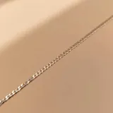 Pulsera de cadena tipo grumet fabricada en plata 925, con eslabones finos y acabado brillante.