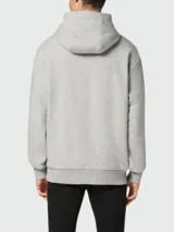 Buzo con capucha de algodón color gris melange, con diseño de manga larga y parche rectangular con logo de la marca en el pecho.