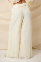 Pantalón palazzo de gasa color blanco, con cintura alta y lazo ajustable.