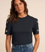 Blusa azul marino de algodón con cuello redondo y mangas cortas abullonadas con bordado floral.