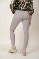 Pantalón largo color visón, elastizado con spandex, modelo calza sin cierre y faja en la cintura.