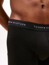 Pack de tres bóxers tipo brief Tommy Hilfiger, color negro, confeccionados en algodón y elastano con cintura elástica distintiva de la marca.