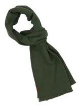 Bufanda unisex de textura suave en color verde oscuro, con bordes desflecados y una pequeña etiqueta de cuero sintético en uno de los extremos.