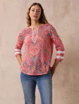 Blusa estampada marca Ruby Rd, de corte clásico, con cuello redondo y escote en V con aplique metálico. Mangas 3/4 con aplique de crochet.