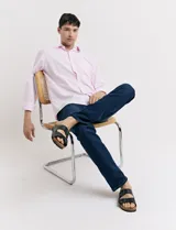 Camisa blanca de vestir, de corte clásico, con cuello italiano y mangas largas.