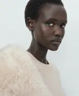 Jersey de punto fino confeccionado en 100% cachemira, con cuello redondo, manga larga y diseño recto.