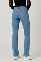 Pantalon jean de tiro alto y corte ajustado, color negro, con cierre frontal y bolsillos laterales.