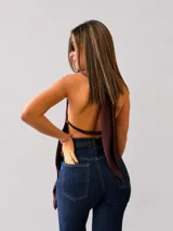Top halter de satén color beige con cuello alto, diseño asimétrico y caída fluida.