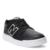 Championes urbanos New Balance modelo 480, de diseño clásico inspirado en el básquetbol. Presentan una parte superior de cuero negro con el logo 'N' en los laterales y suela de goma blanca para mayor tracción y durabilidad.