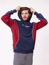 Canguro azul marino con capucha, bolsillo canguro frontal y paneles laterales en color bordó con ribetes blancos. Logo "Rusty" estampado en el pecho.