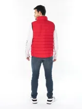 Chaleco puffer rojo con cierre frontal y cuello alto.