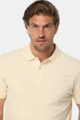 Remera polo celeste lisa en tejido piqué con cuello en rib y botones personalizados.