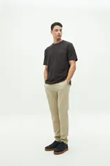 Remera de manga corta color gris oscuro, con textura de punto waffle y logo circular estampado en el pecho.