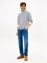 Pantalón de jean Tommy Hilfiger modelo Denton en color azul índigo medio, de corte recto y diseño clásico de cinco bolsillos, con cierre de botón y cremallera.