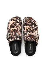 Sueco tipo mule con diseño de animal print de leopardo, confeccionado en material con textura de pelo. Presenta una tira ajustable con hebilla metálica en el empeine y suela de goma negra.