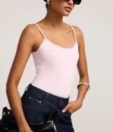Musculosa básica Cortelle en color beige, con escote redondo y tirantes finos, confeccionada en poliamida con elastano.